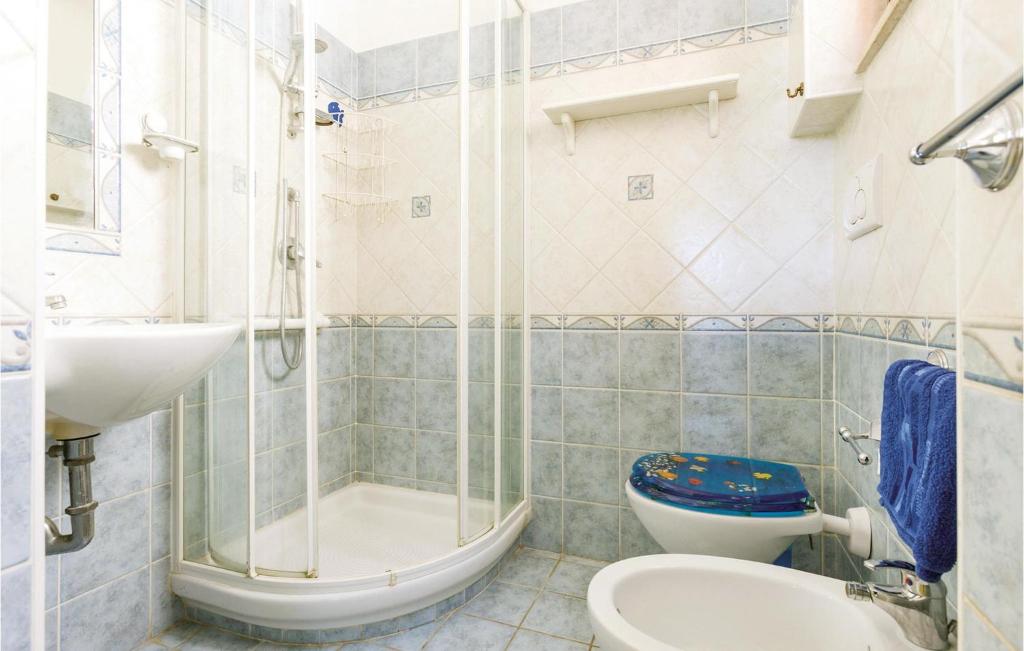 A bathroom at Awesome Home In Terracina Lt