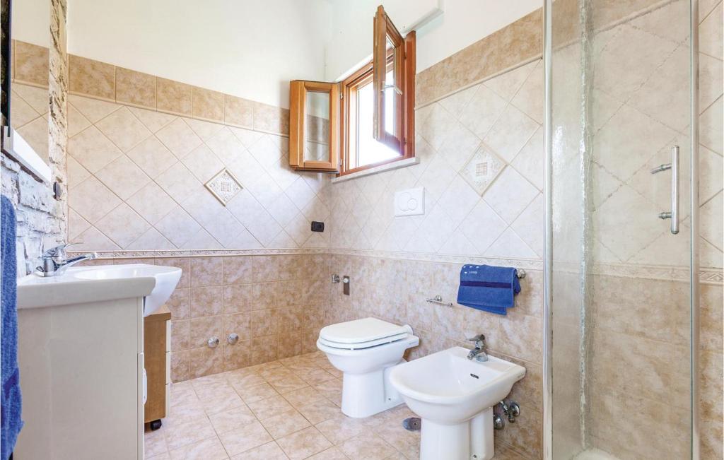 A bathroom at Awesome Home In Terracina Lt