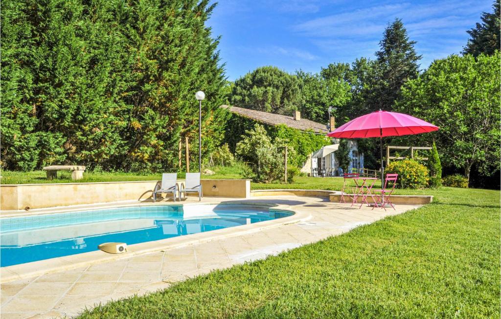 una piscina con sombrilla y sillas rojas y una mesa con sombrilla en Awesome Home In Monsegur With Private Swimming Pool, Can Be Inside Or Outside en Saint-Ferme