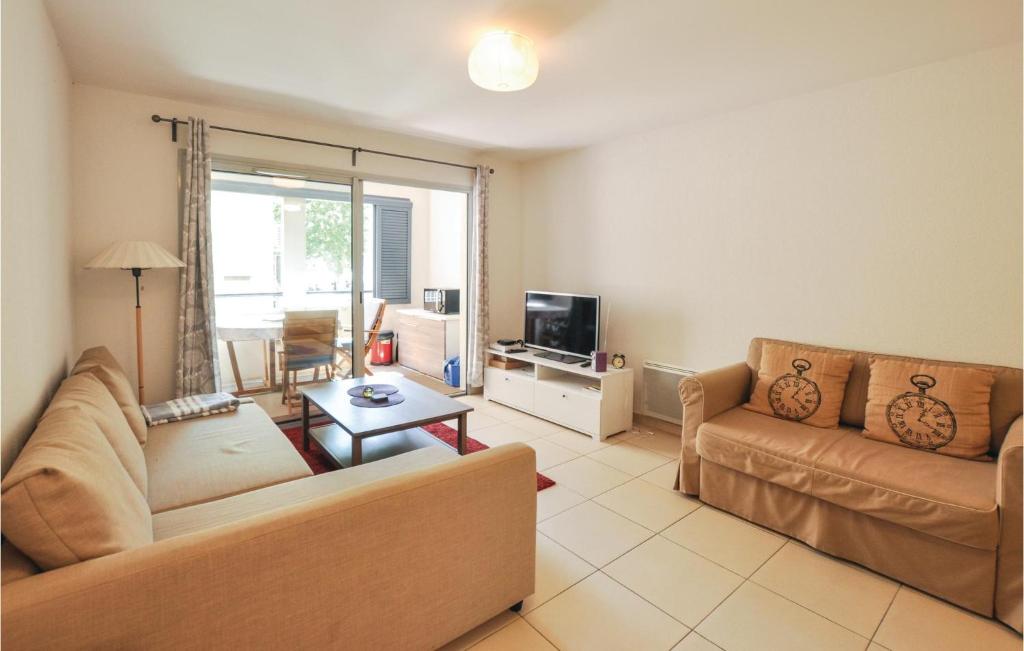 un salon avec deux canapés et une télévision dans l'établissement Awesome Apartment In Vallauris, à Vallauris