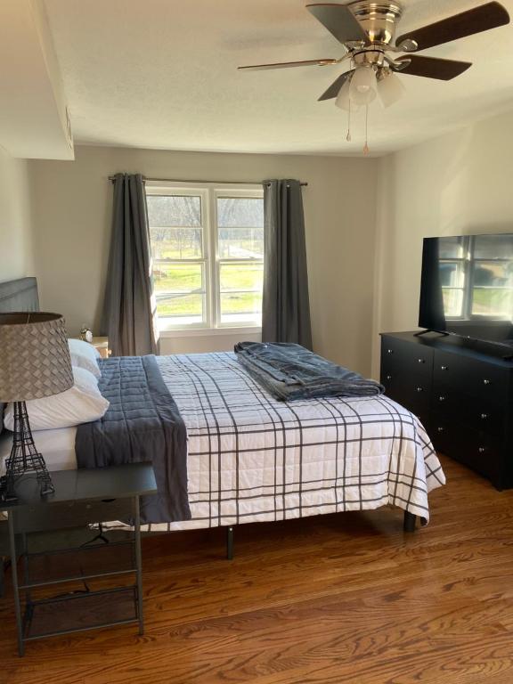 1 dormitorio con 1 cama y ventilador de techo en Hiker's Retreat modern 3 bedroom home with 2 baths, en Travelers Rest