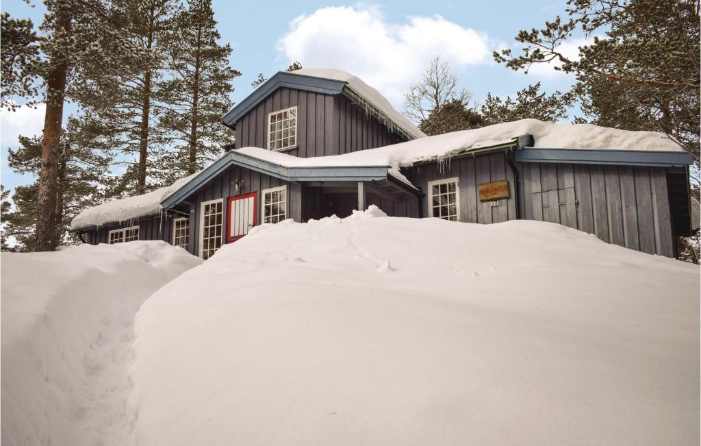 una pila de nieve delante de una casa en 5 Bedroom Stunning Home In Noresund, en Noresund