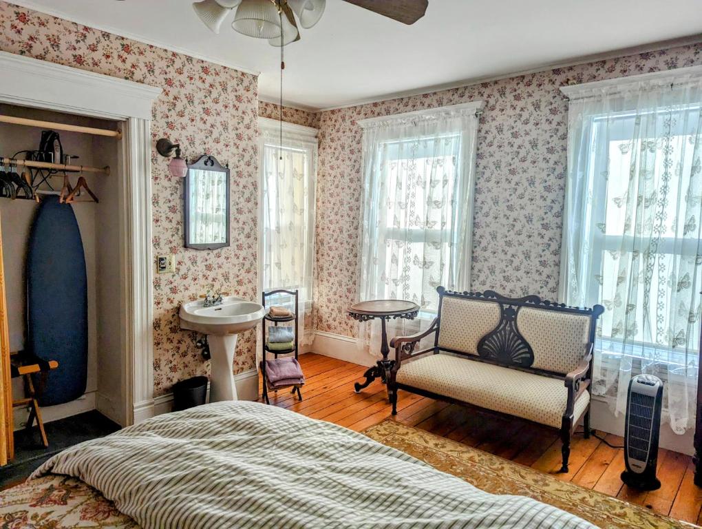 Blooming Inn Shelburne Falls - Deluxe Family Suite