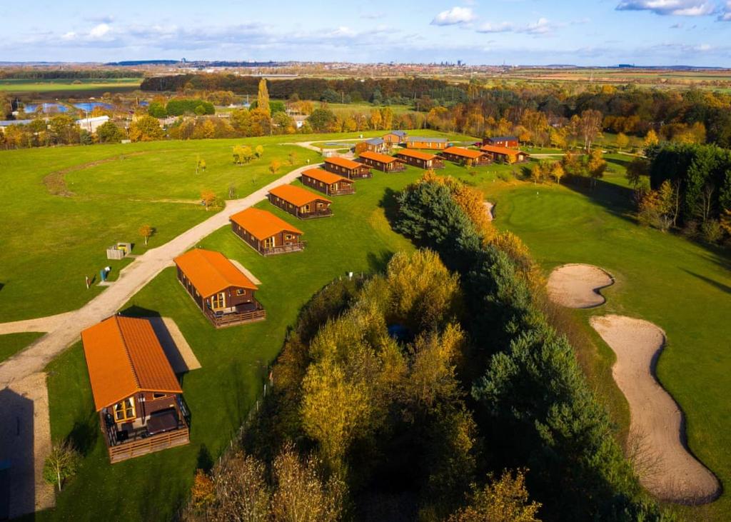 una vista aérea de una casa en un campo de golf en Messingham Lakes, en Messingham