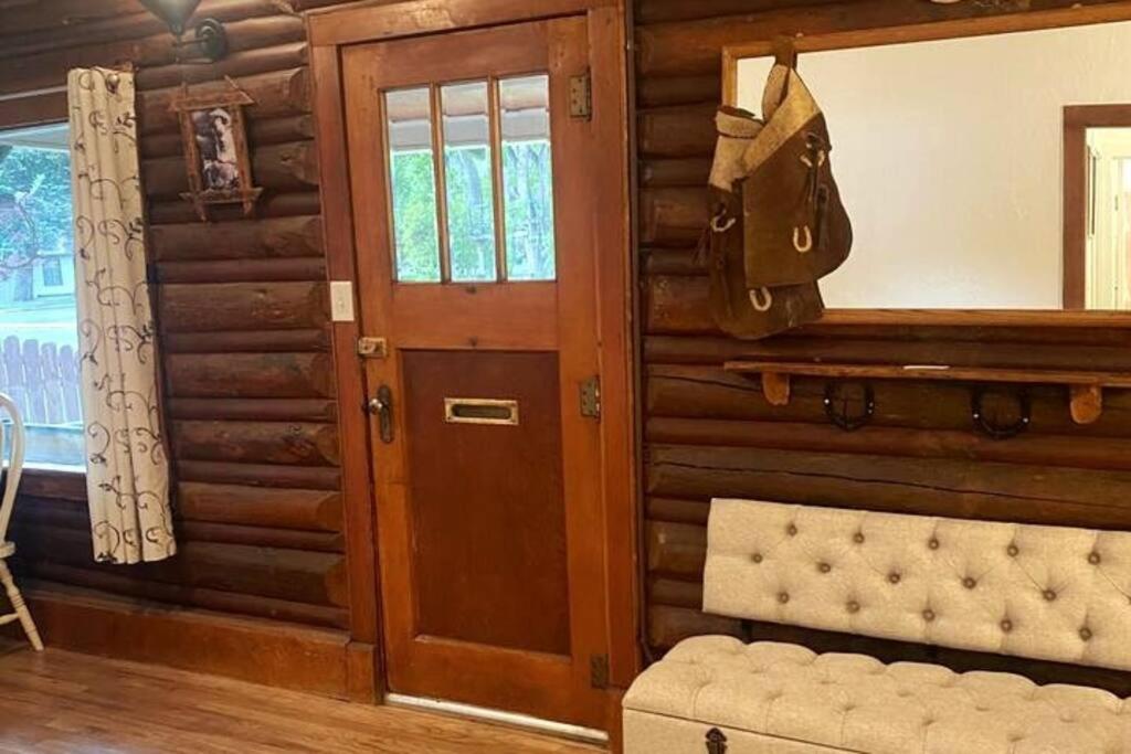 Fotografie z fotogalerie ubytování Comfy log cabin in walking distance of downtown v destinaci Cody