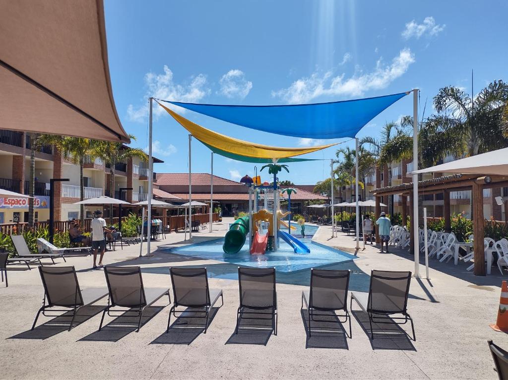 un parque acuático con sillas y un tobogán acuático en Ondas Praia Resort, en Porto Seguro