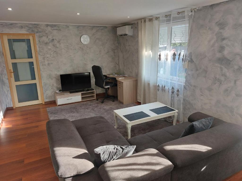 Famille House 101 - One-Bedroom Apartment