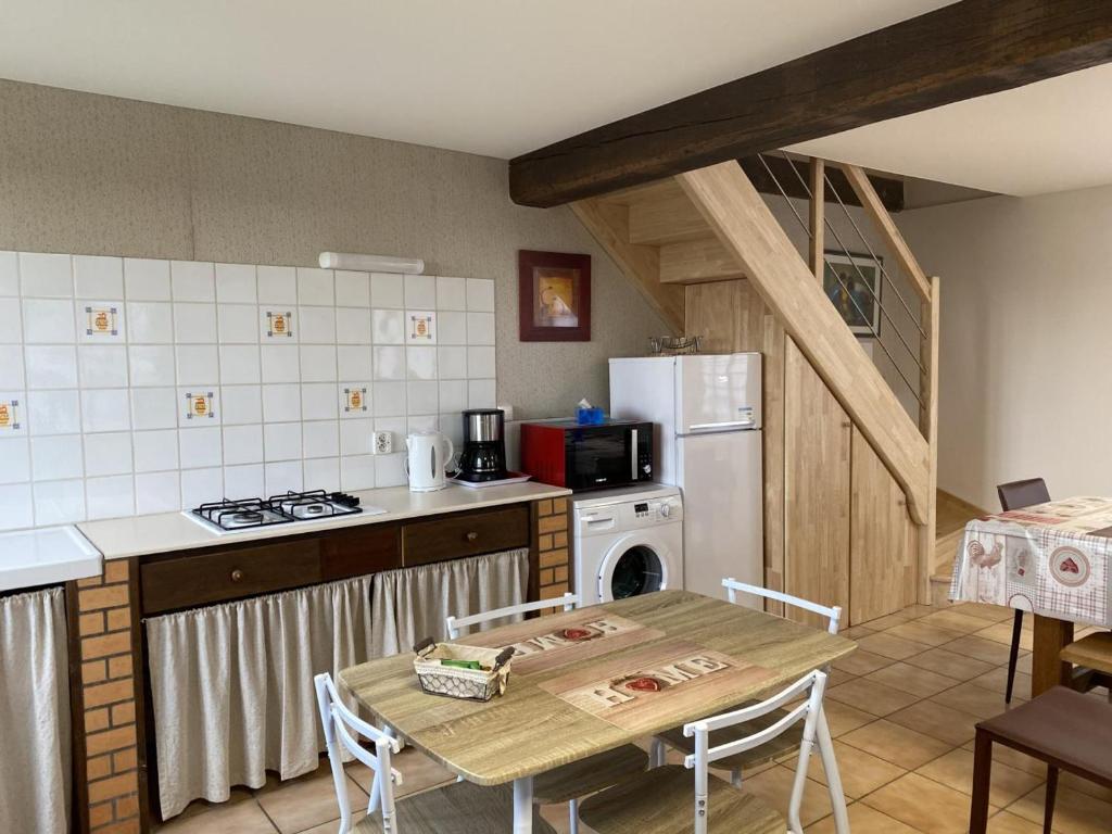 Kuchyňa alebo kuchynka v ubytovaní Gîte familial à la ferme avec terrasse - chevaux, poneys, proche Montluçon et thermes Néris les Bains - FR-1-489-430