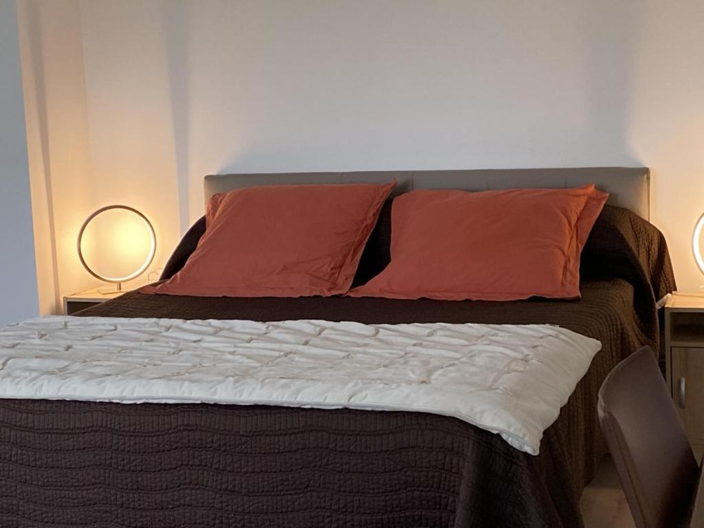 Łóżko lub łóżka w pokoju w obiekcie Gîte familial avec terrasse à la ferme, proche Montluçon, idéal pour 4 pers, draps et serviettes inclus - FR-1-489-431