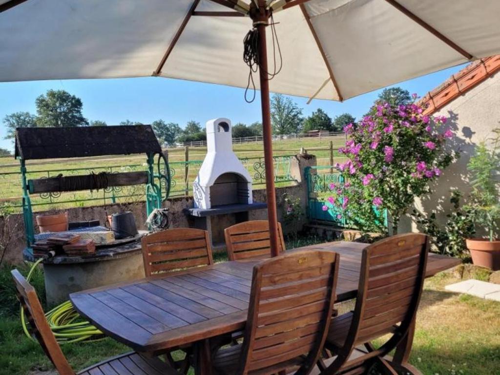 Ogród w obiekcie Gîte familial avec terrasse à la ferme, proche Montluçon, idéal pour 4 pers, draps et serviettes inclus - FR-1-489-431