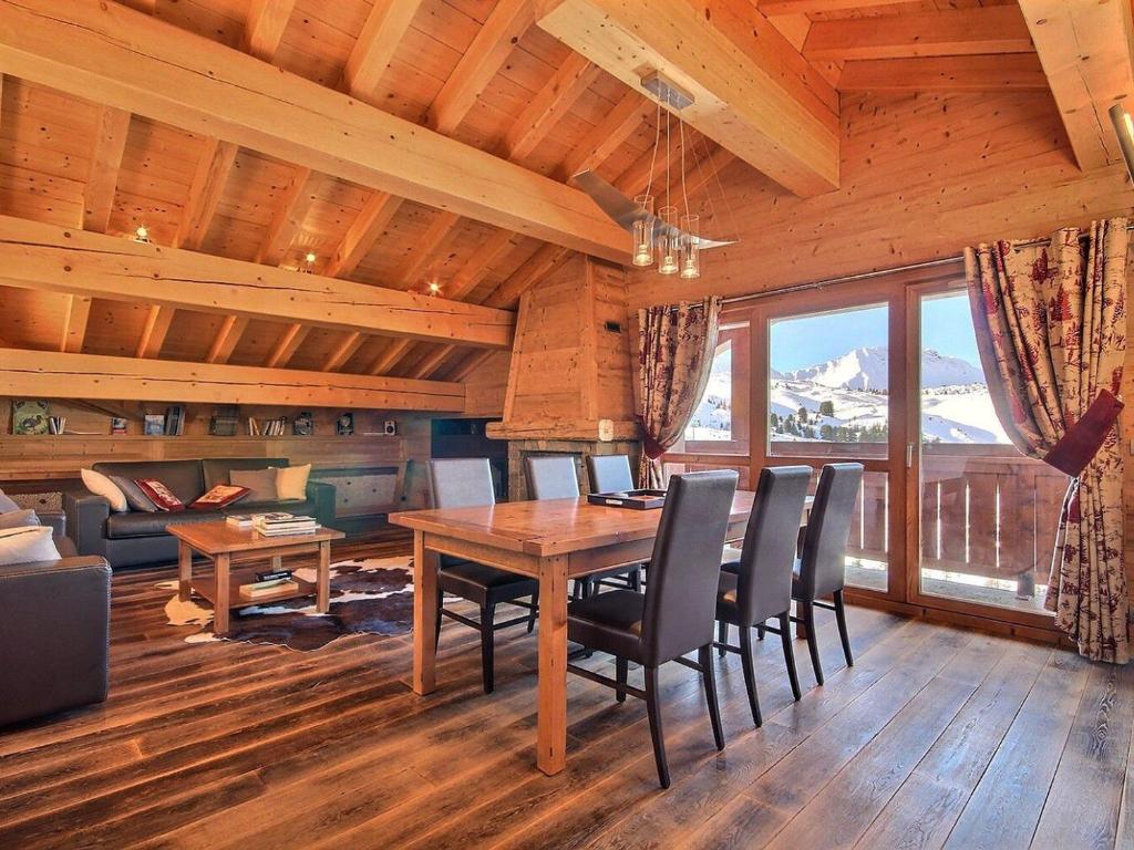 une salle à manger avec une table et des chaises dans l'établissement Magnifique appartement haut de gamme avec cheminée et parkings couverts - FR-1-455-228, à La Plagne Tarentaise