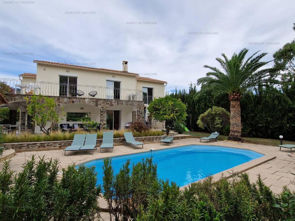 une villa avec une piscine et une maison dans l'établissement Villa Cavalaire-sur-Mer, 4 pièces, 8 personnes - FR-1-100-293, à Cavalaire-sur-Mer