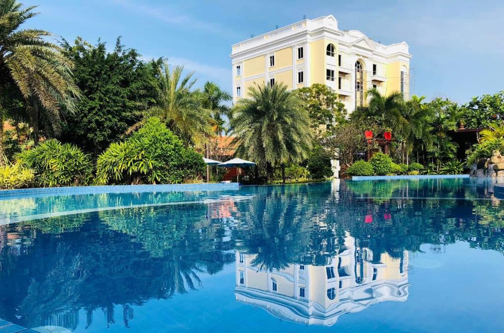 Bazén v ubytování Try Palace Resort Kep nebo v jeho okolí