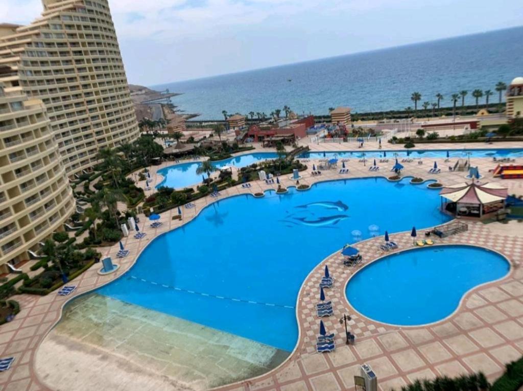an overhead view of the pool at the paradiso resort at بورتو السخنة خدمة فندقية in Ain Sokhna