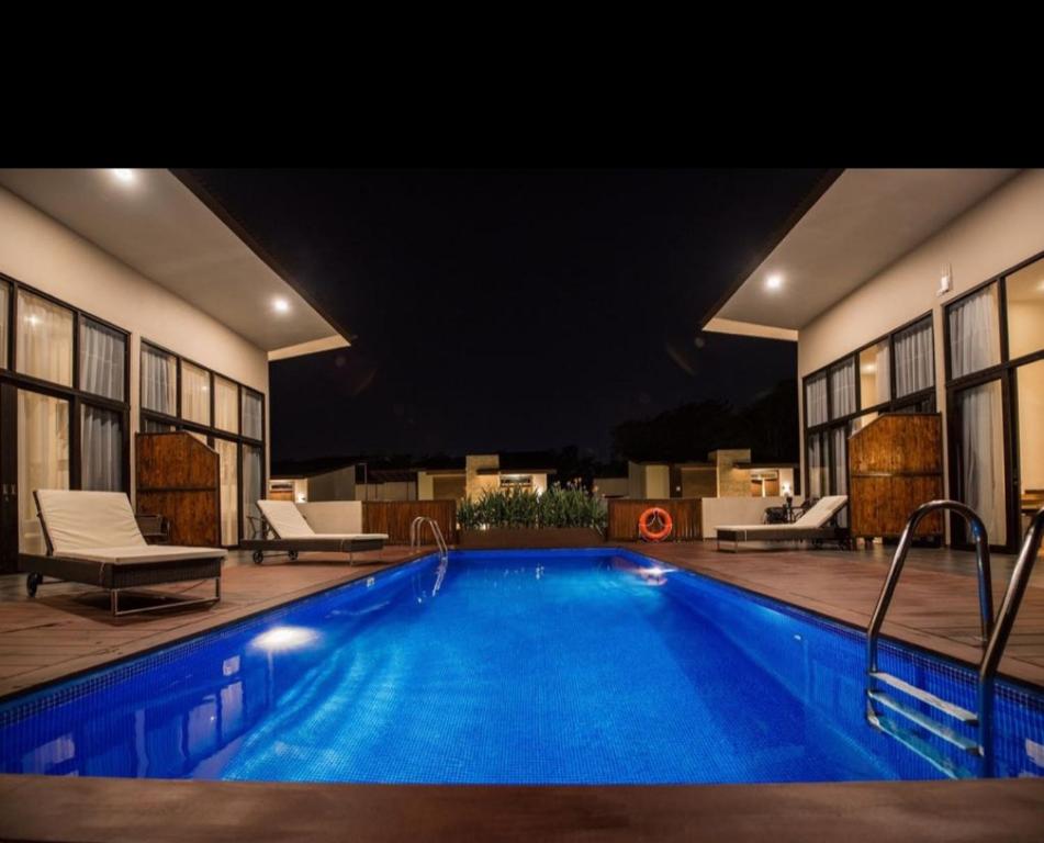 una gran piscina en medio de un edificio en Woda Villa & Spa en Sengkuang