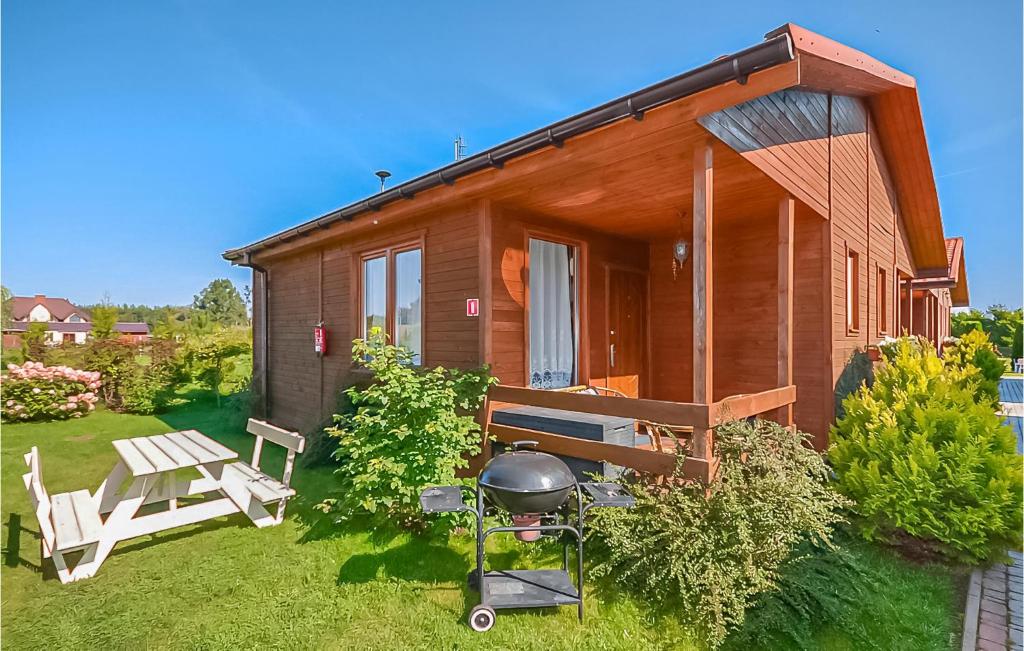 mały domek z grillem i grillem w obiekcie 2 Bedroom Amazing Home In Wicie w Wiciu
