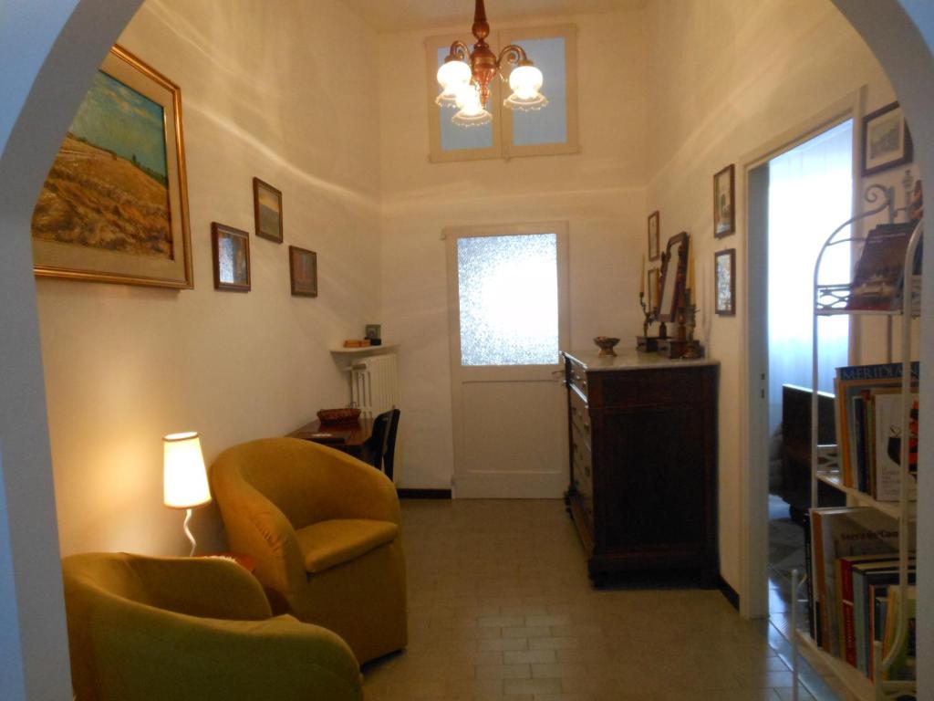 a living room with a chair and a window at B&B Le Stanze del Chiostro in Serra deʼ Conti