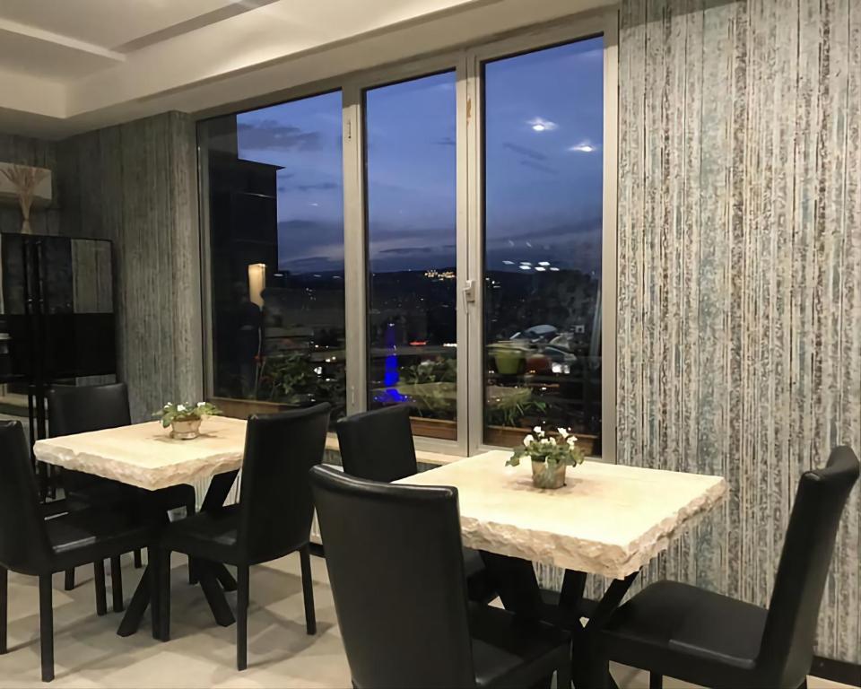 Nespecifikovaný výhled na hory nebo výhled na hory při pohledu z hotelu