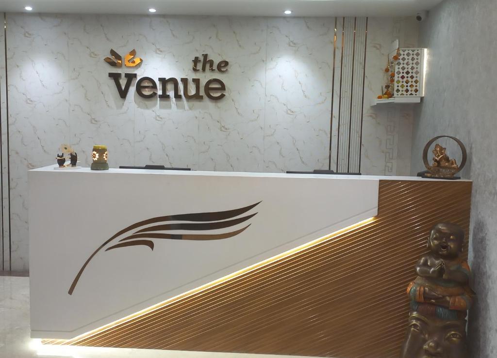 Un certificado, premio, letrero u otro documento en HOTEL THE VENUE