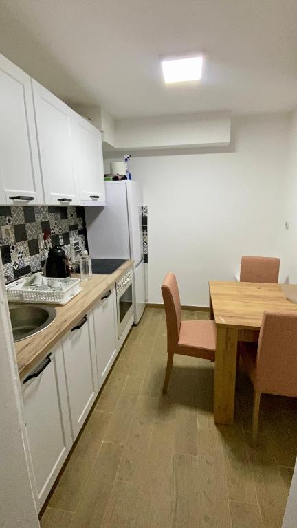 Kuchyň nebo kuchyňský kout v ubytování Kuca na dan sa bazenom Hedonist place