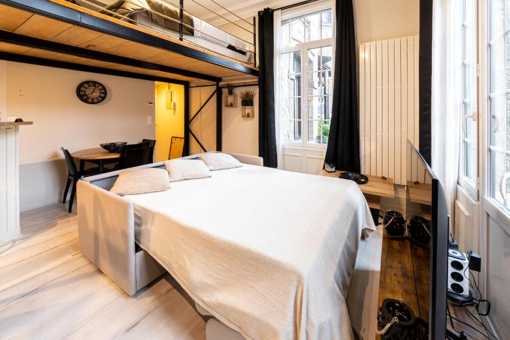 Posteľ alebo postele v izbe v ubytovaní Le Château Senard, Studio cosy 23 m2 au calme proche gare - 3 min