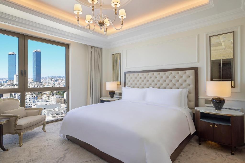 Postel nebo postele na pokoji v ubytování The Ritz-Carlton, Amman