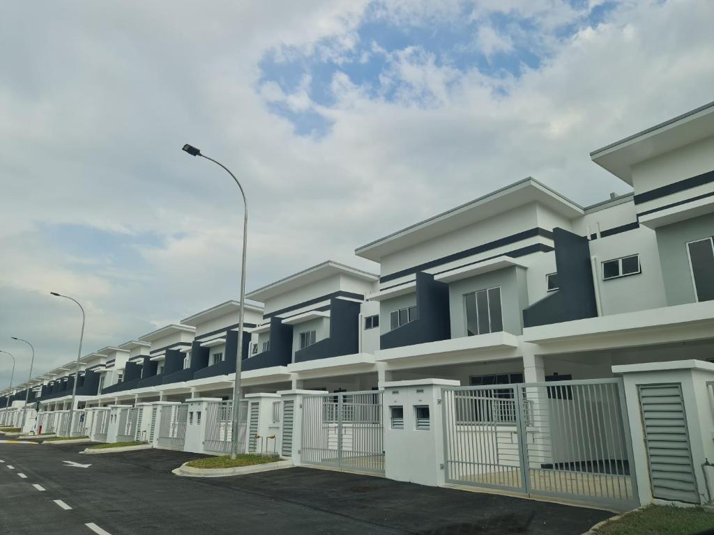 une rangée d'immeubles d'appartements dans un parking dans l'établissement Madinatus Syifa Homestay, à Kota Tinggi