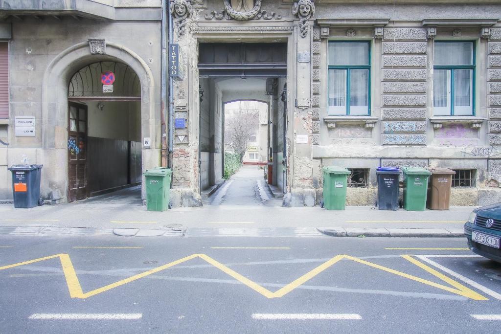 eine leere Straße vor einem Gebäude in der Unterkunft STUDIO MG in Zagreb