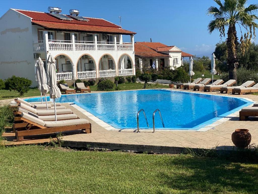 basen przed domem w obiekcie Stefanos Resort w mieście Mesongi