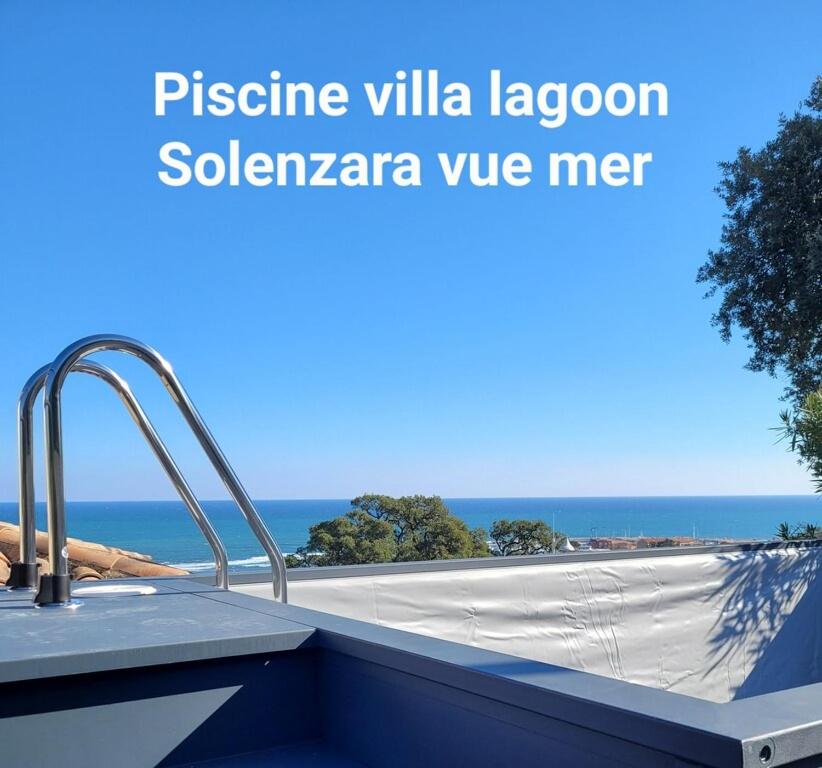 uma piscina com o oceano ao fundo em Villa Lagoon Solenzara em Togna