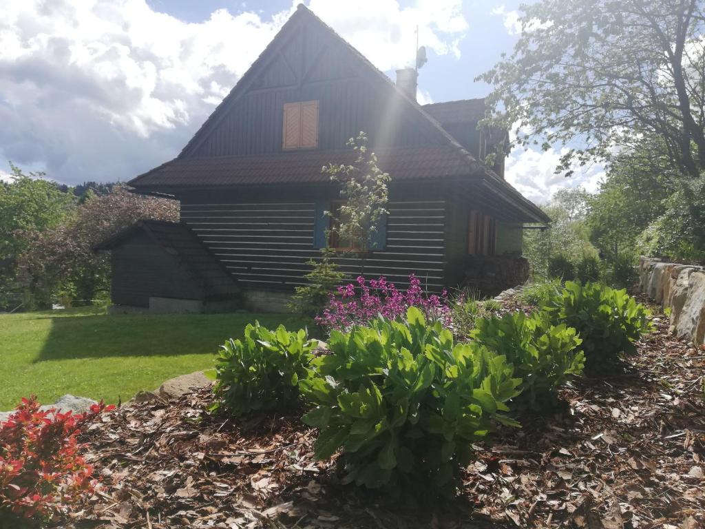 a house with a garden in front of it at Chata Kolmanovci in Oščadnica
