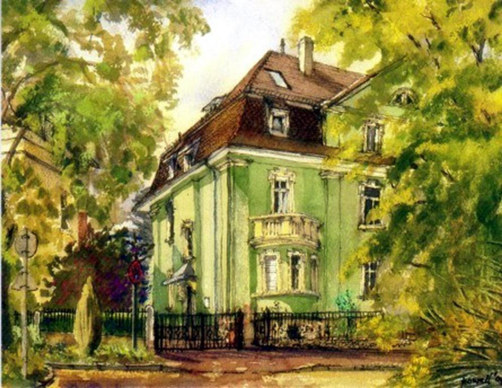 una pintura de una gran casa verde en heidel-home 1Raum Studio en Heidelberg