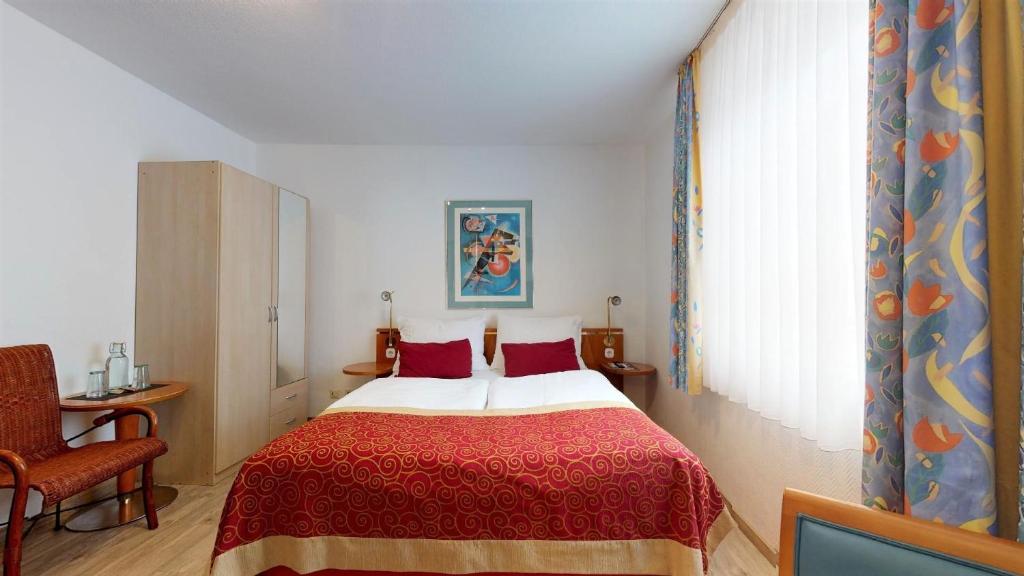 Postel nebo postele na pokoji v ubytování Hotel Alt Montjoie