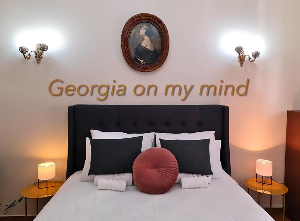 een slaapkamer met een bed met een rood kussen erop bij Georgia on my mind in Athene