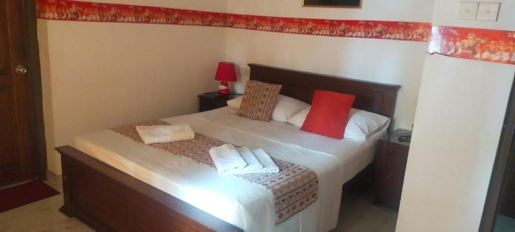Postel nebo postele na pokoji v ubytování Kandy Moon Hills Hotel