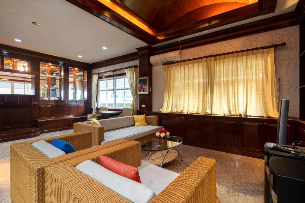Posezení v ubytování Angel Pool Villa Phuket - SHA Extra Plus