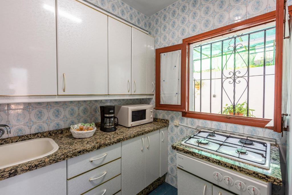 A kitchen or kitchenette at Los Algarrobos - Mountain and Relax near the beach