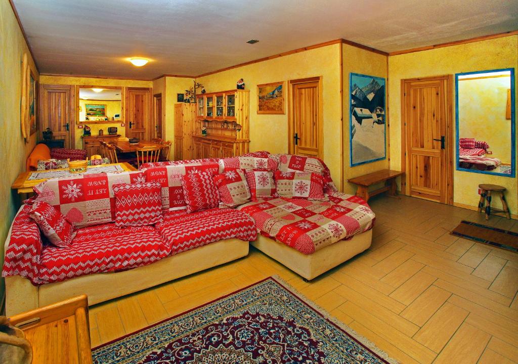 een woonkamer met een bank en een tafel bij Salone House in Sauze dʼOulx