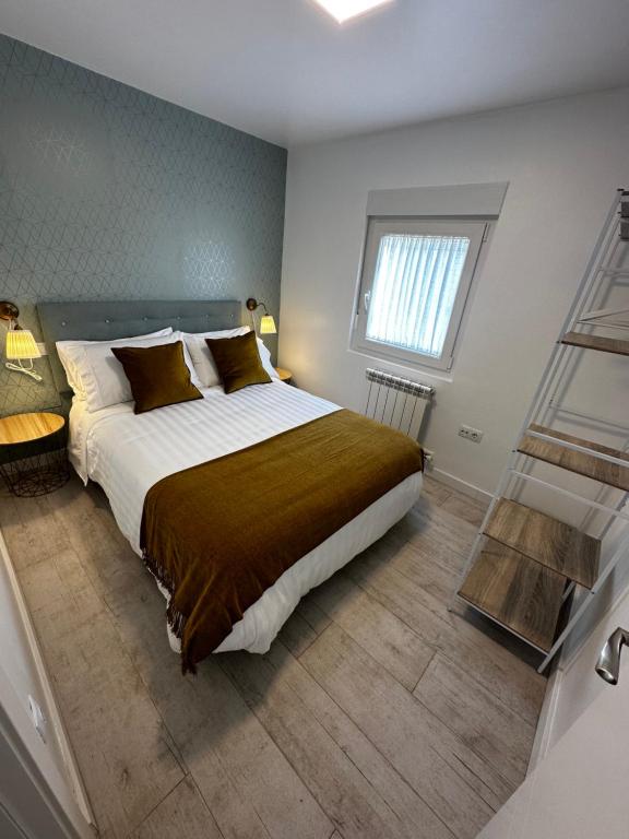 Giường trong phòng chung tại Casa Román V Edificio rehabilitado sin ascensor