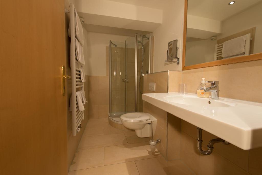 Koupelna v ubytování Hotel St. Ulrich Garni