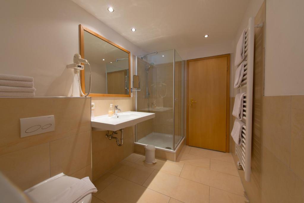 Koupelna v ubytování Hotel St. Ulrich Garni