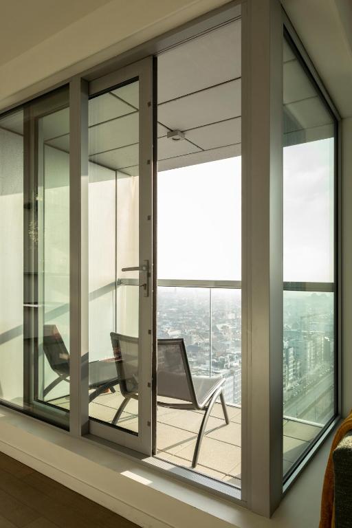 Foto dalla galleria di UNIEK appartement - mooiste en hoogste uitzicht op Antwerpen! - incl gratis parking ad Anversa