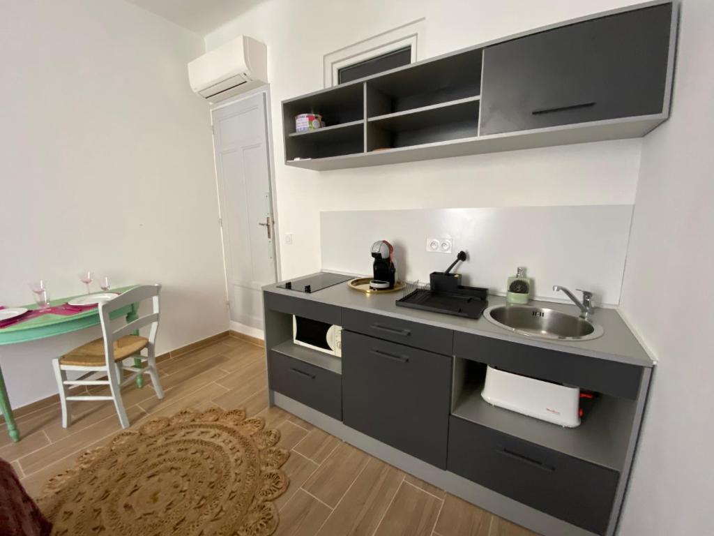 Kuchyňa alebo kuchynka v ubytovaní Studio neuf et lumineux - Ajaccio centre - Place Miot/Albert 1er