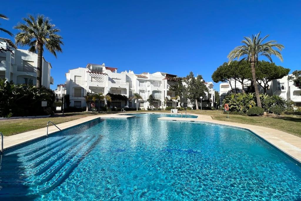 duży basen przed budynkiem w obiekcie Costalita - 2 bedroom apartment 350m from the beach w mieście Estepona