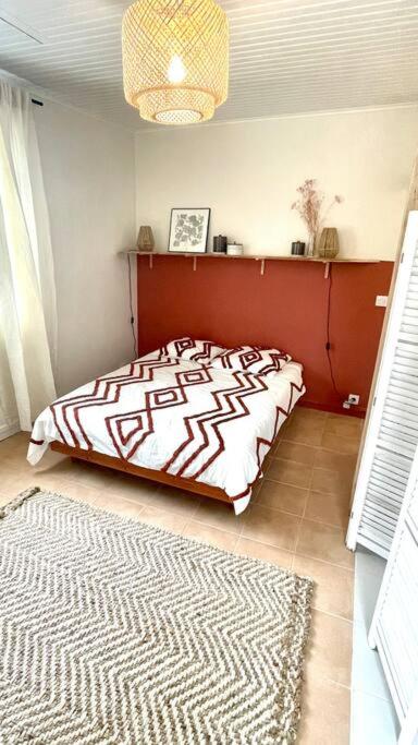 une chambre avec un lit et un tapis au sol dans l'établissement Studio dans le centre près de la mer, à Agon-Coutainville