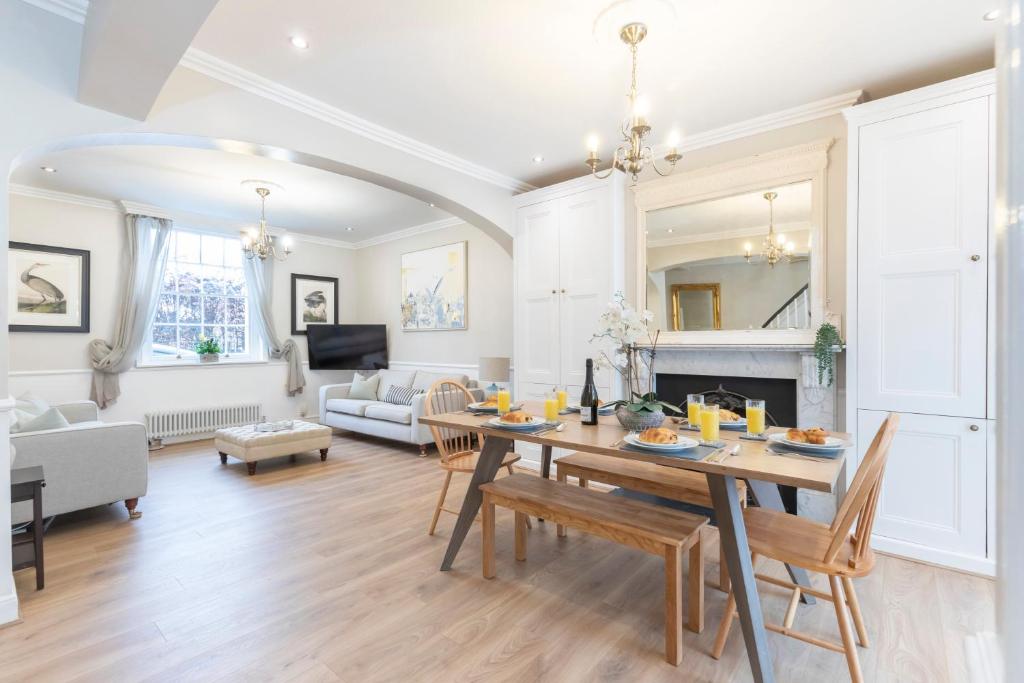 een eetkamer en een woonkamer met een tafel en stoelen bij Beautiful Period Home with Five Bedrooms in Cheltenham