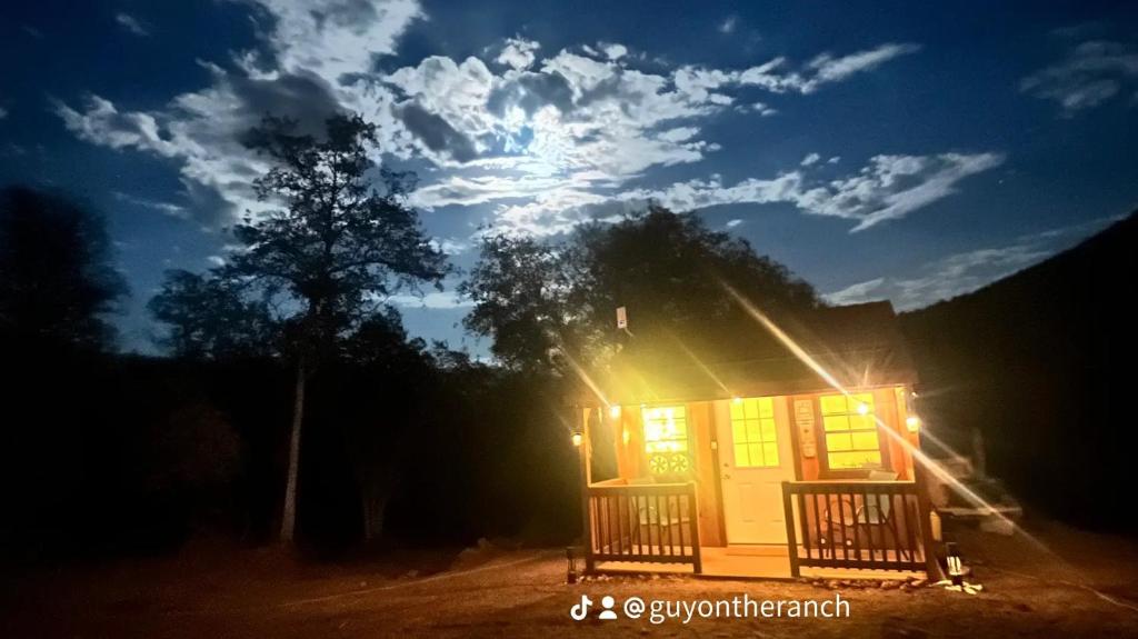 Off-Grid 1-Bed Cabin in Yokuts Valley