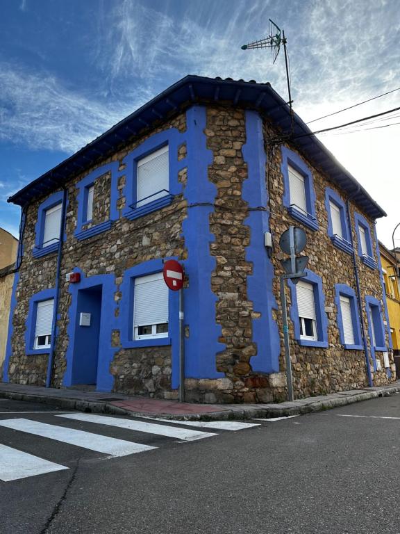 un edificio blu sul lato di una strada di Alojamiento La Milana a La Robla