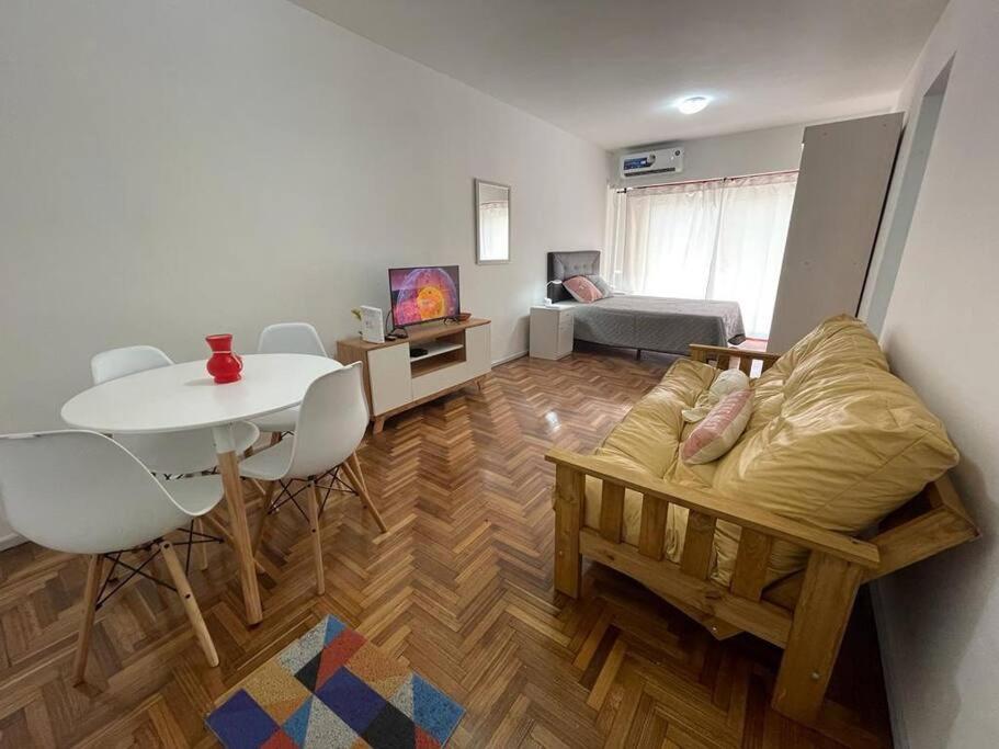 sala de estar con sofá y mesa en Hermoso departamento en el Centro de Buenos Aires- Viamonte 3 en Buenos Aires