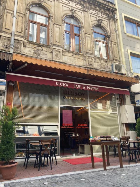 een restaurant met tafels en stoelen voor een gebouw bij Ulusoy Old Cıty in Istanbul